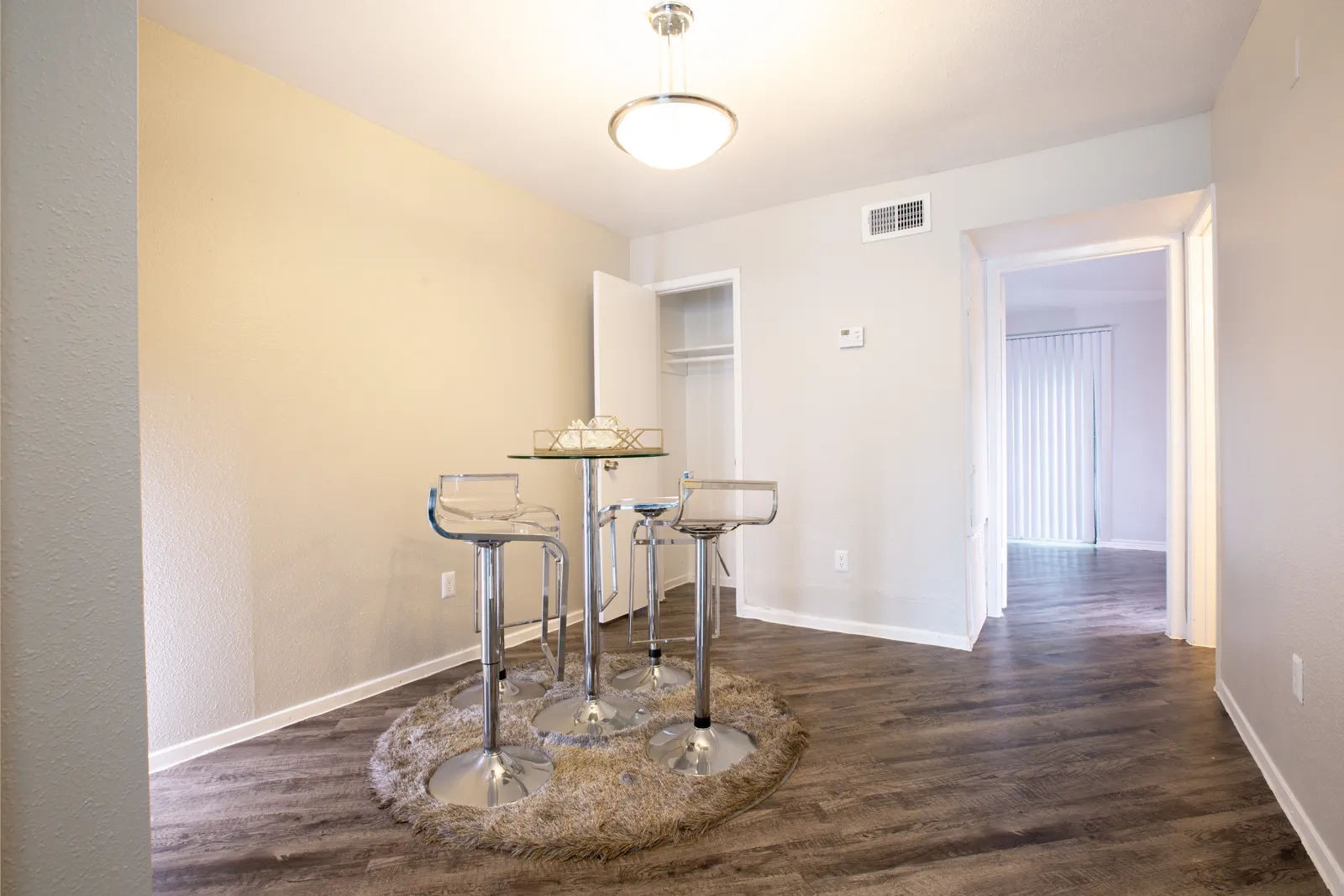 Bay Oaks — Dining area